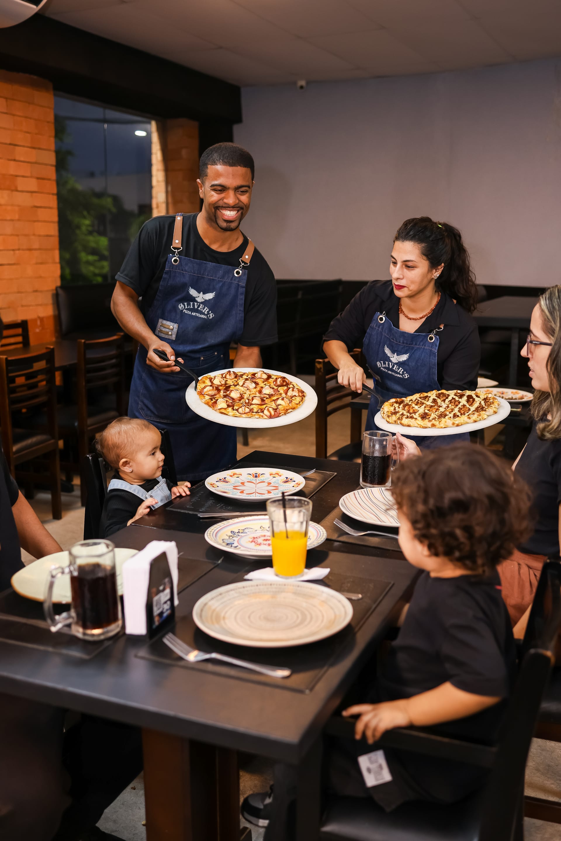 Loja Øliver's Pizza · ambiente acolhedor · sinalização brand identity