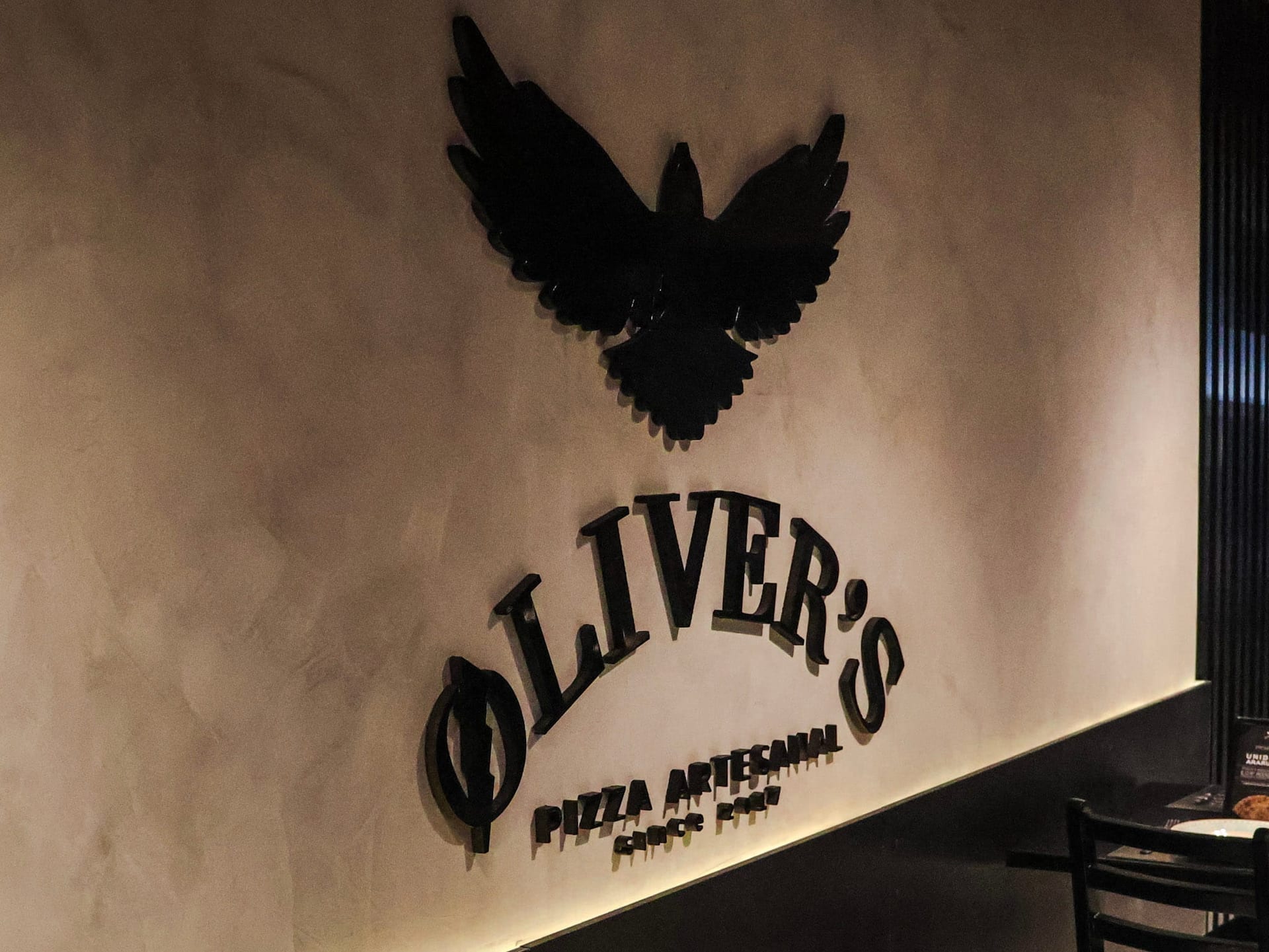 Logo Øliver's na parede do salão